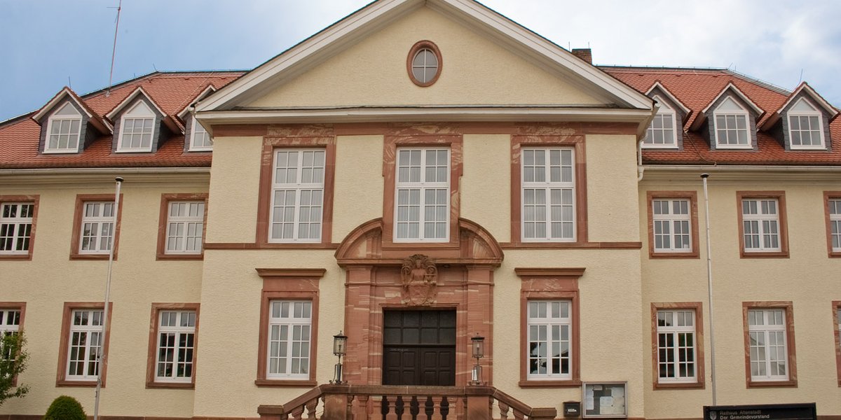 Die Fassade des Rathauses von Altenstadt.
